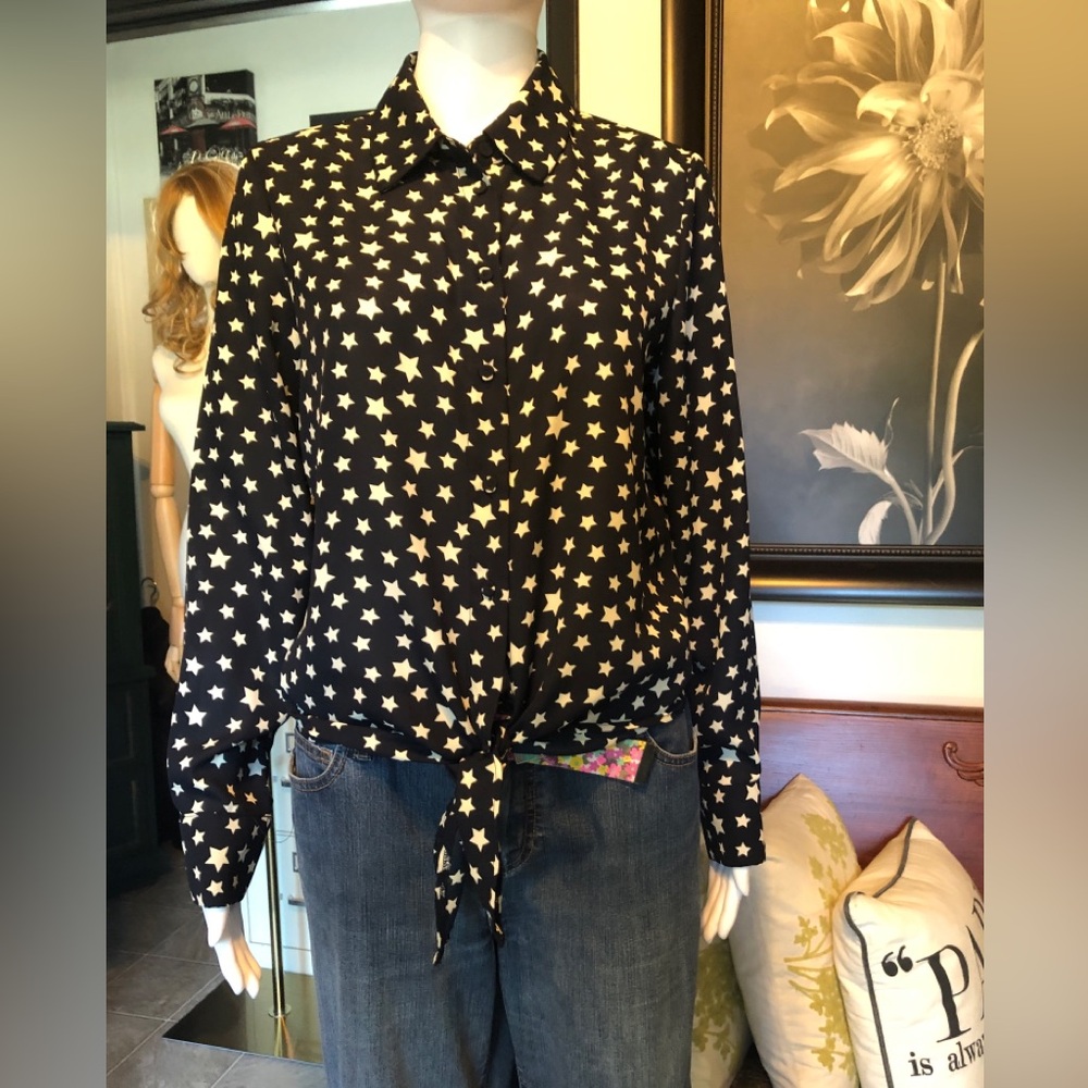 Black Star Print Button-Up Blouse - Women
Dex brand
Size M
EUC like new